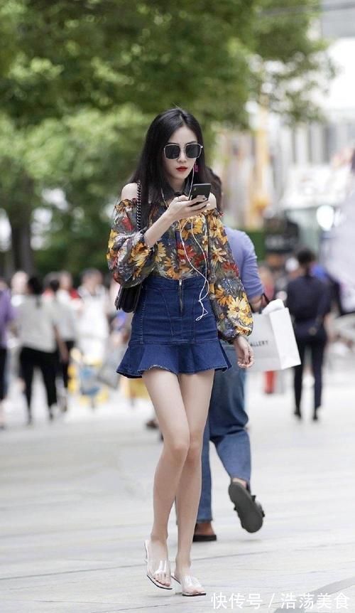 穿搭|今年超火的港风碎花上衣,搭配牛仔喇叭裙,尽显优雅气质,极具东方美