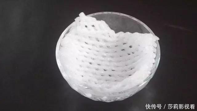 卫生间里放一个水果网套,一年能省下不少钱,很实用