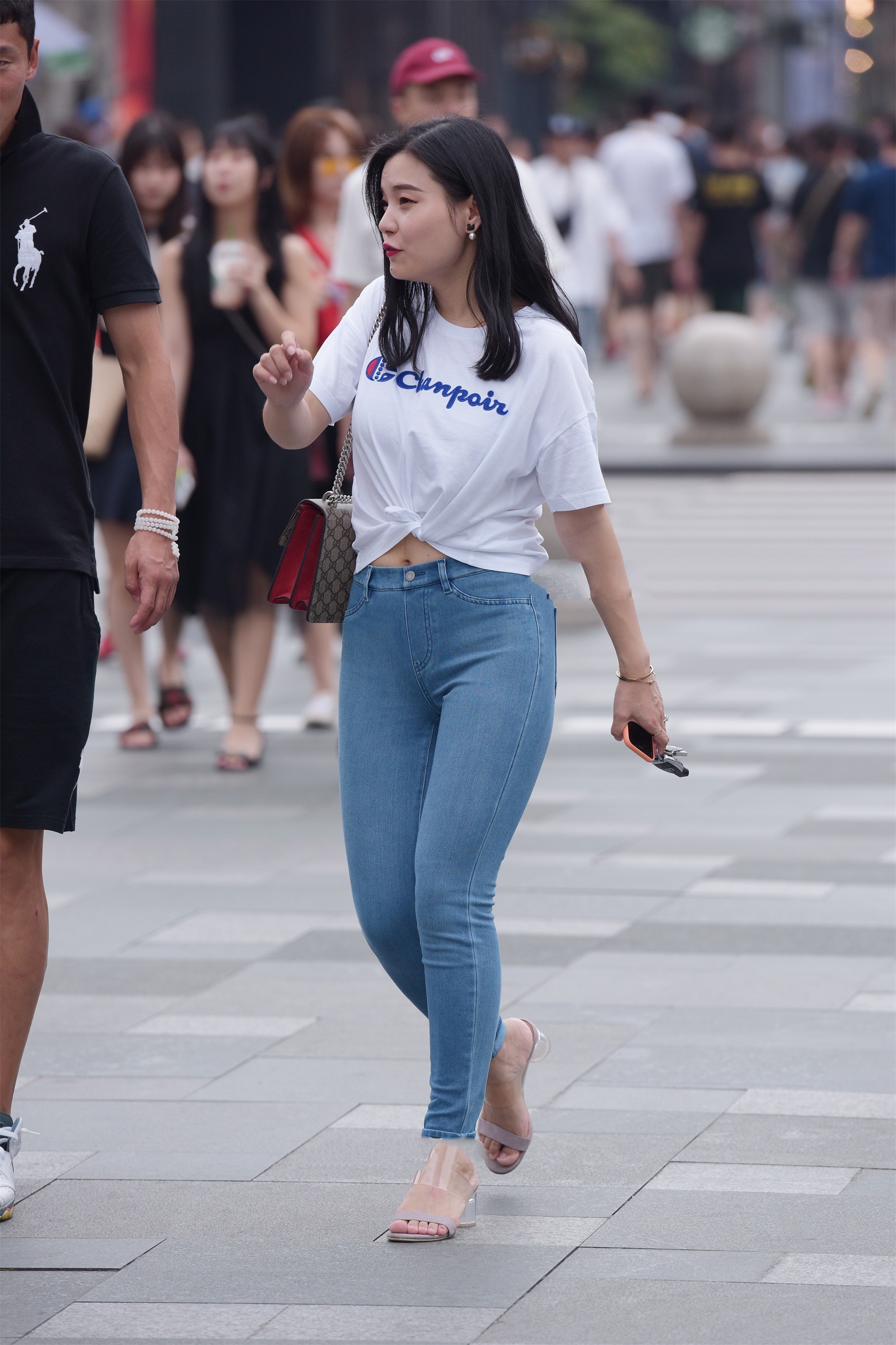 修身|纯白印花短袖, 搭配修身牛仔裤, 青春活力, 简约中带有时尚