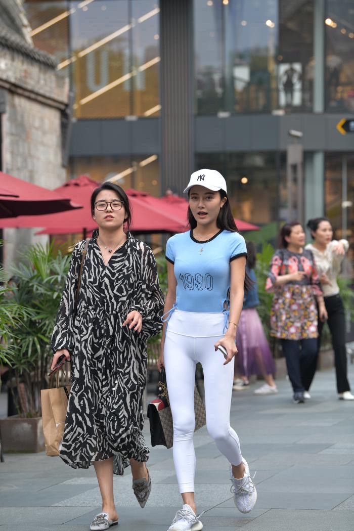浅蓝色加白色的穿搭, 弹力裤看起来运动感满满又不失青春靓丽