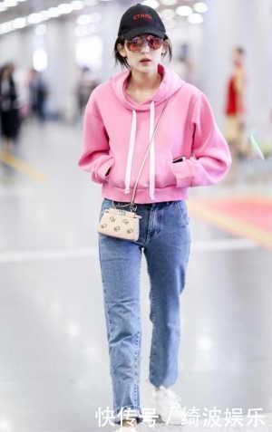 女人不管奔几，卫衣多穿4个“显白色”上身减龄显气色