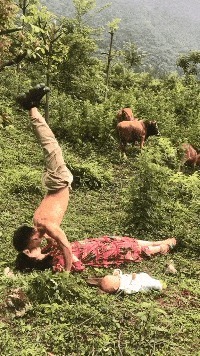 |搞笑GIF:突然感觉不对劲 以后再也不穿裙子帮人推车了