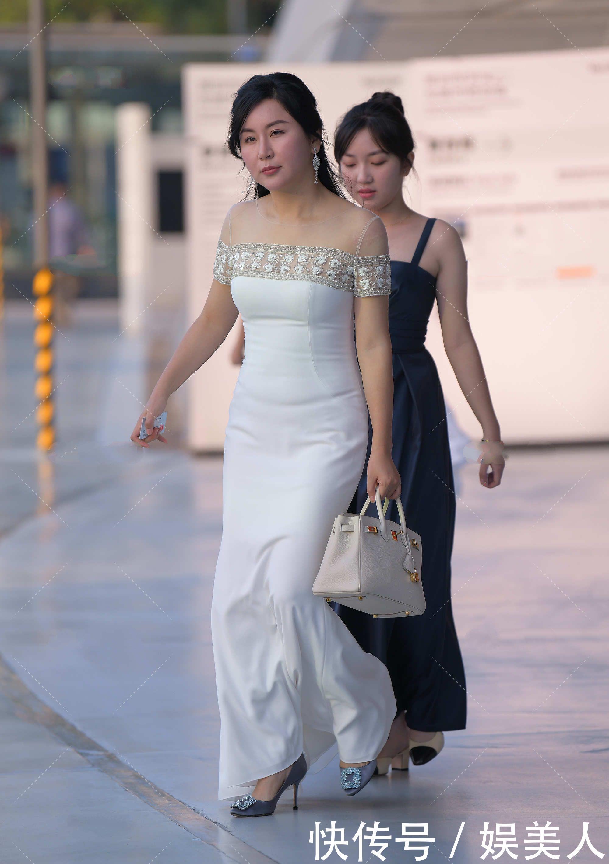 白色一字肩长款礼服裙,凸显身材魅力,更显高级气场