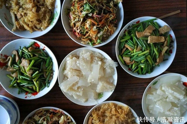 小伙带女友回农村老家,婆婆做了个菜,女友自己吃一盘!