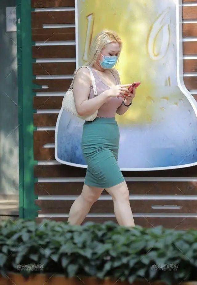 小姐姐的包臀裙搭配宽松背心,给人眼前一亮的时尚感