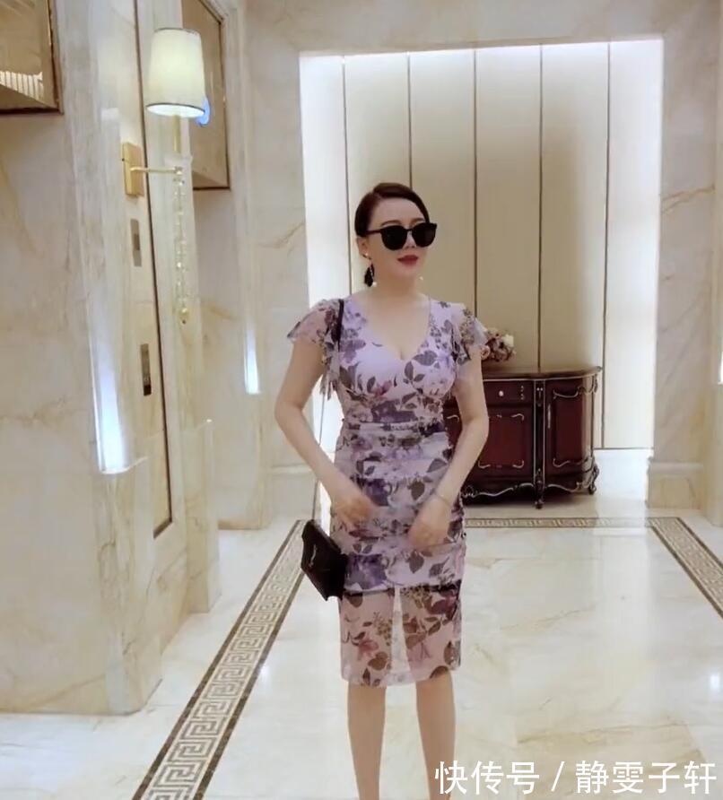 包臀裙|街拍小姐姐,身材微胖的美女搭配清新味道的包臀裙,美的不可逾越