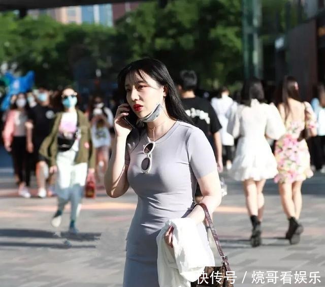 有“小肚子”别乱穿,像美女这样真不好,让整个穿搭处于被动!