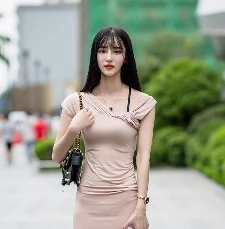 纤瘦|街拍:紧身上衣配灰黑色的短裙,小姐姐的身材高挑纤瘦,简单又时尚