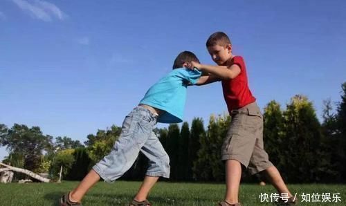 爸爸|两小孩不慎落水，爸爸先救自己儿子惹非议，霸气回怼让人哑口无言