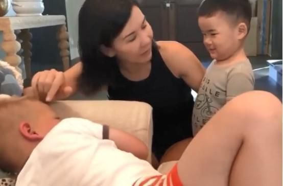 小孩|收养的中国男孩第一次见美国哥哥,小孩相视一笑,什么都不重要了