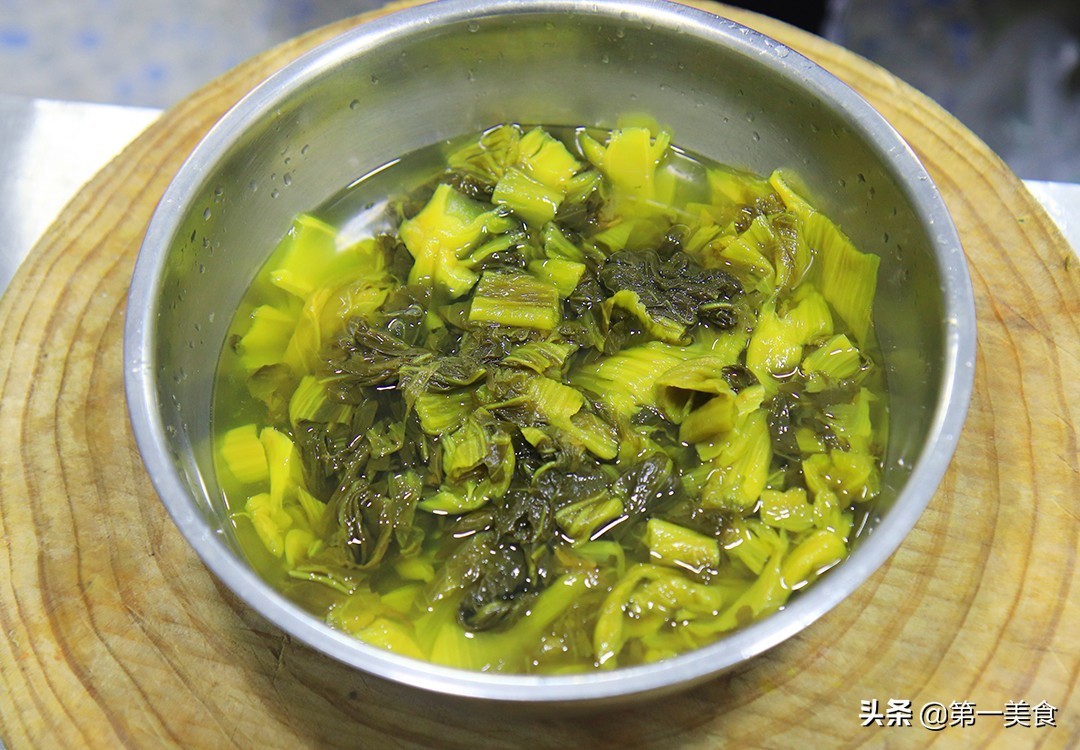 酸菜牛肉想要和饭店一样好吃，处理酸菜有技巧，做对了才酸爽嫩滑