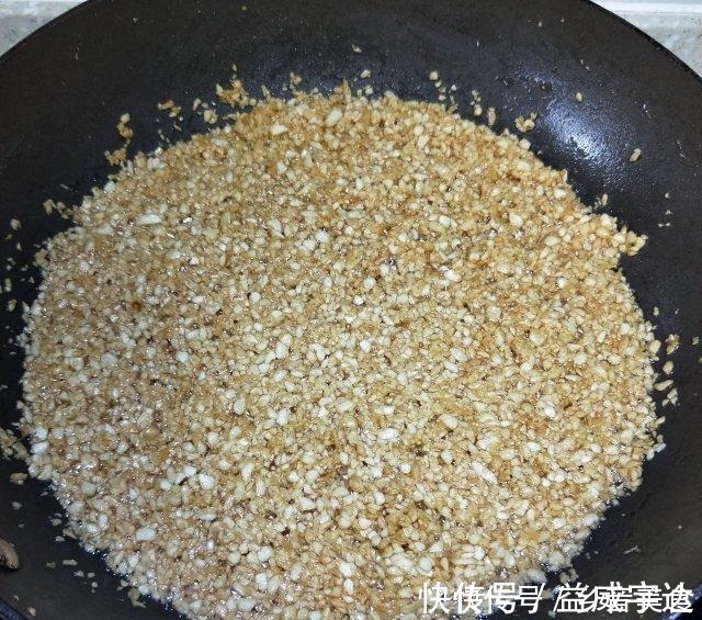 蒜米|酥炸金蒜蓉，家里常备着，入菜、拌面、煮汤全靠它！
