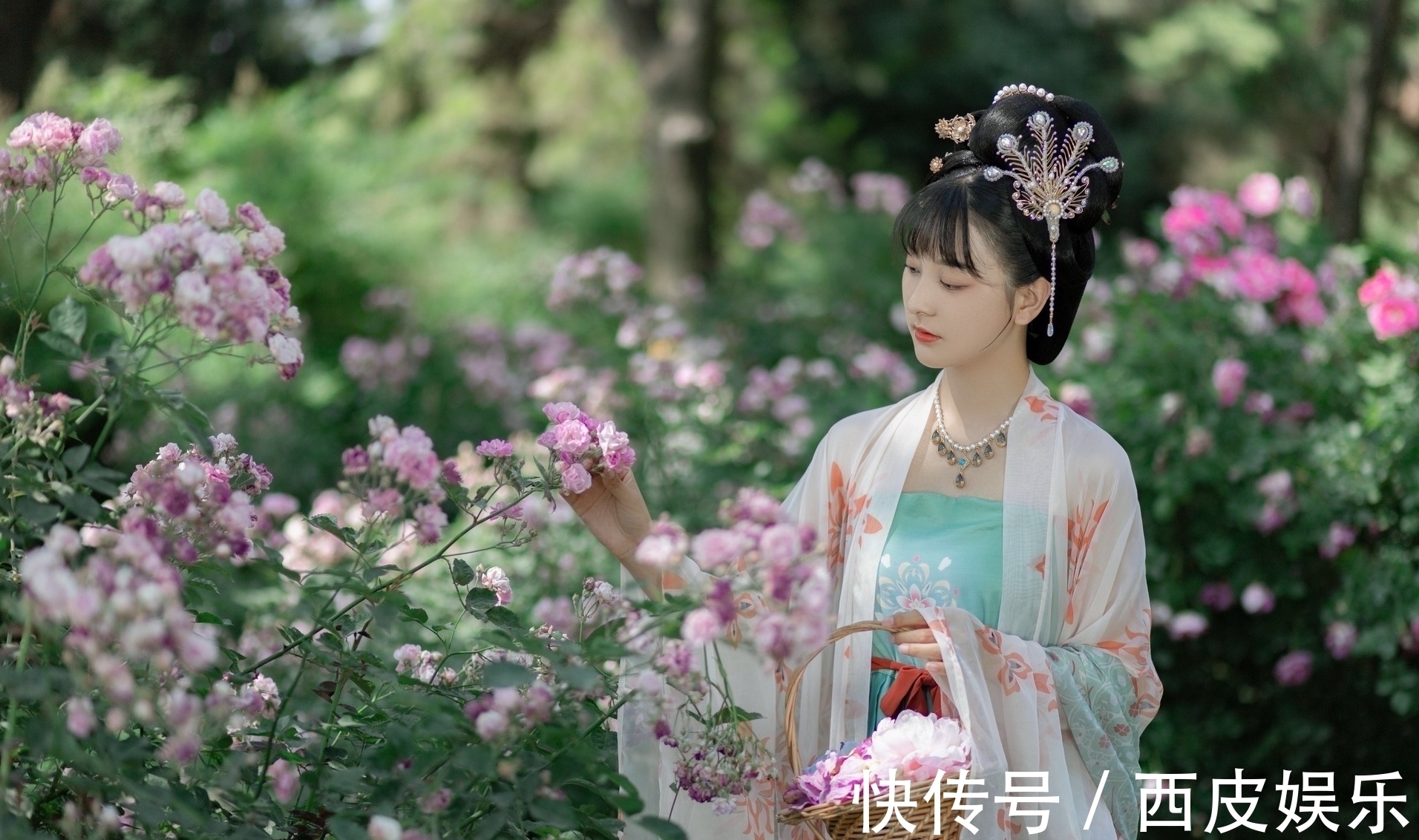 洞庭波#诗·十首丨一卷痴情衫袖瘦,千愁满面鬓丝燃