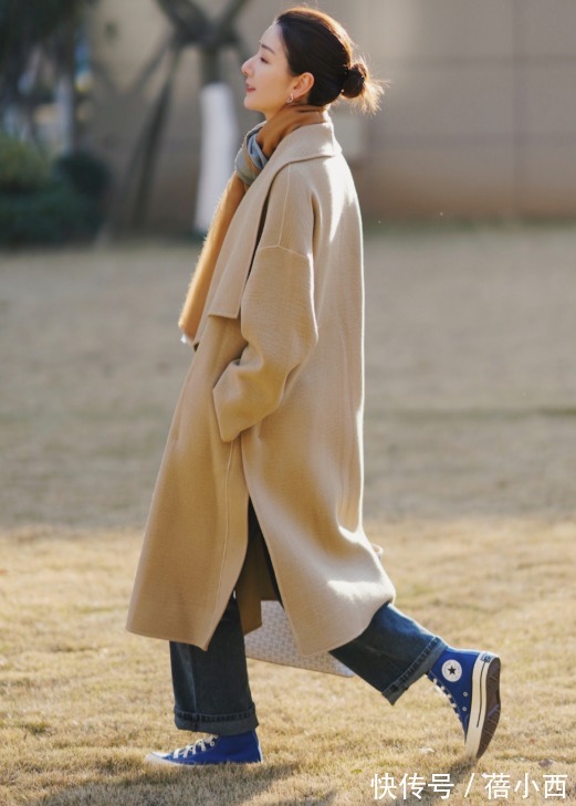 时髦|今年多穿“大衣”,内搭毛衣+牛仔裤,下搭帆布鞋、靴子时髦高级