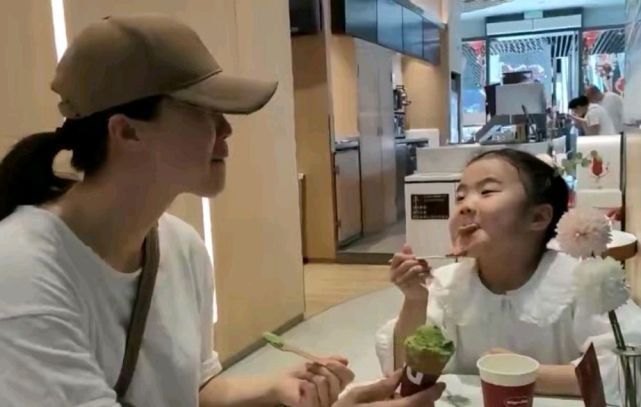 冰激凌|富豪的低调生活!王楠陪女儿吃冰激凌!5岁女儿撒娇王楠满脸宠溺