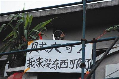 除非他拿凶器杀你,你在反击中把他杀了,那是正当防卫,你无罪!