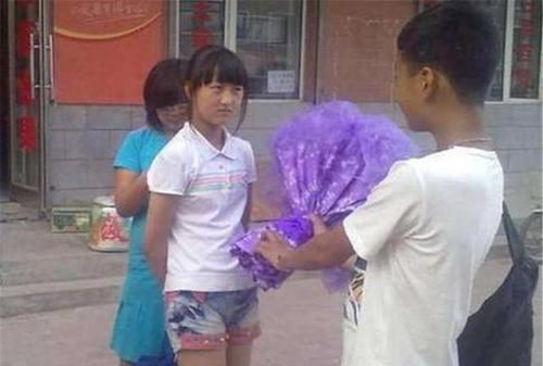 孩子|12岁男孩校园告白女生,当众拥抱和亲吻,网友父母不管教的下场
