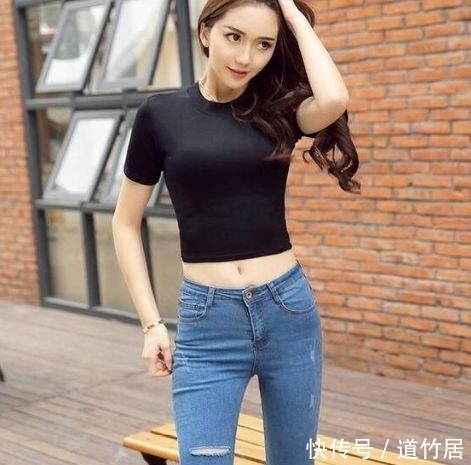  展现出|娥娜翩跹紧身牛仔裤美女，展现出优雅的身姿，网友：太有魅力！