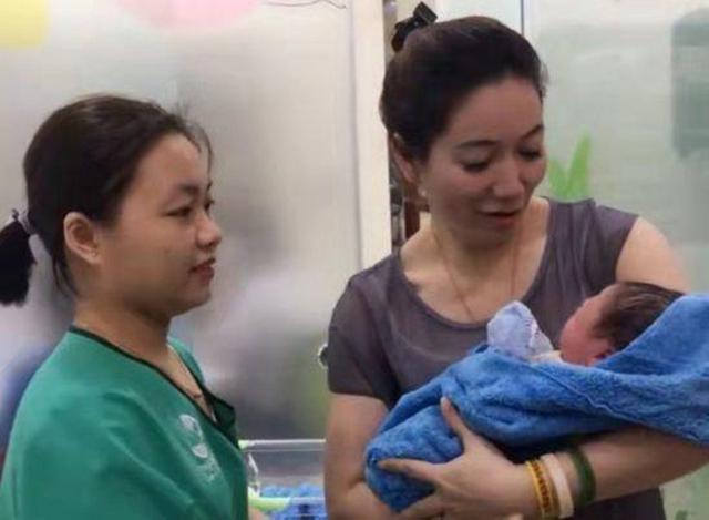 外婆|“年轻”外婆抱娃走红,看起来不过30岁,网友:简直太美了