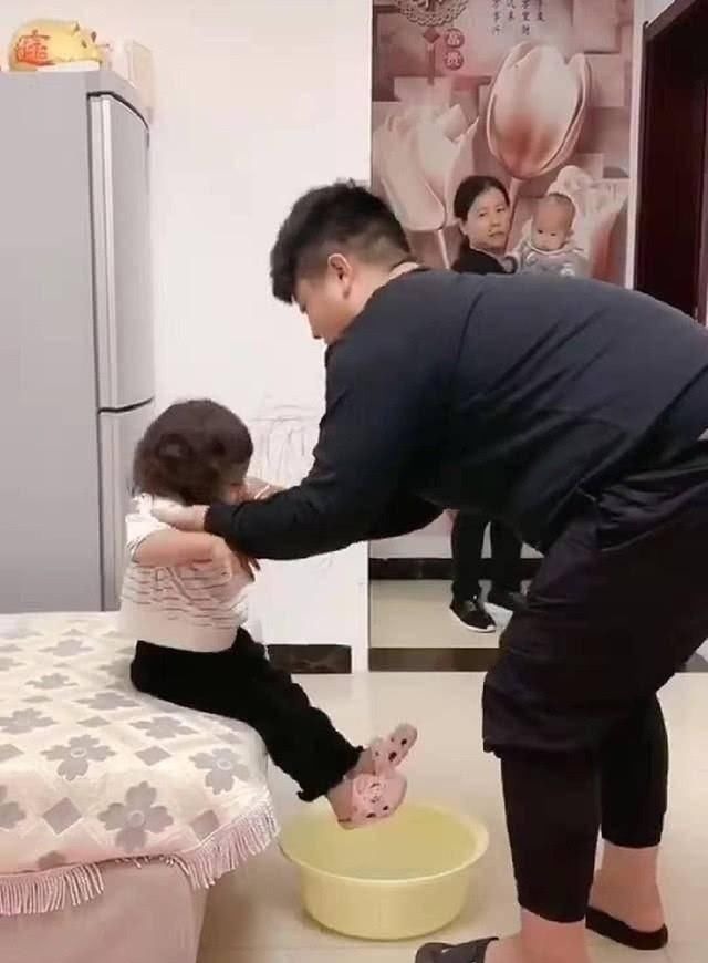 女儿|爸爸“强迫”女儿给自己洗脚,奶奶突然出现,爸爸的表现笑翻网友