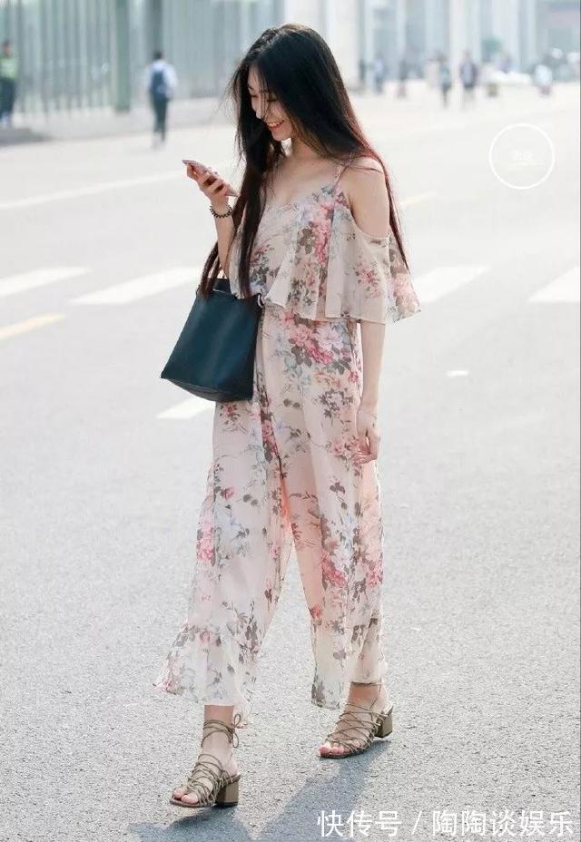半身裙|街拍:小美女身穿短袖T恤,搭配荷叶边半身裙,特别的显气质