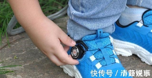 旋钮 这是一双适合中大童的跑鞋,轻弹透气,旋钮系带更方便穿脱!