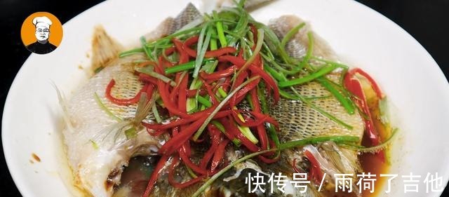 清蒸鲈鱼时，切记不要放盐和料酒，教你正确做法，鱼肉鲜嫩无腥味！