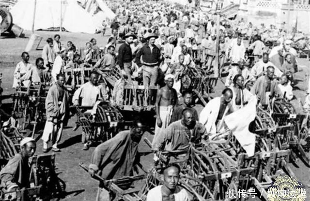 鸦片|老照片中的清末社会:富家子弟提笼架鸟抽鸦片,尽显亡国气象