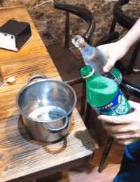 |搞笑GIF:小姐姐的脚法,感觉可以去为足球队效力了