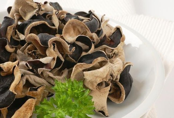 泡木耳用凉水还是温水？多加这一步，细菌污垢自动掉