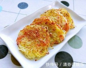 一个土豆就能做出3人的早餐,外酥内软不油腻,孩子吃了忘不了!