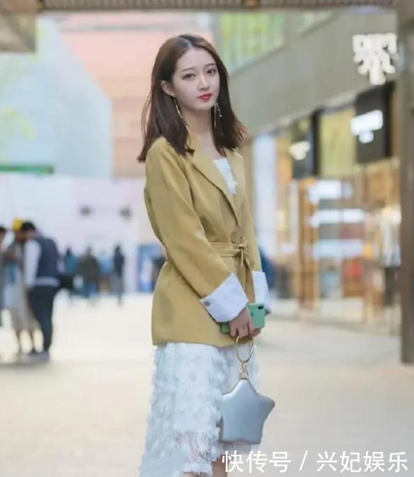 街拍出水芙蓉的美女,一件卡其色的连衣裙,时尚靓丽气息迷人