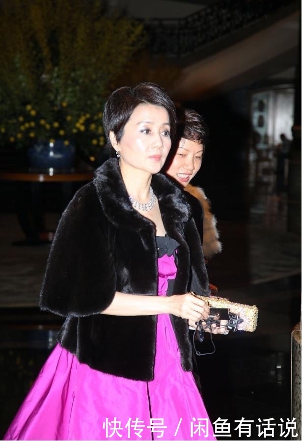 玫紫色|梁安琪到底是豪门阔太,一般阿姨不敢试的玫紫色,照样穿出贵妇范