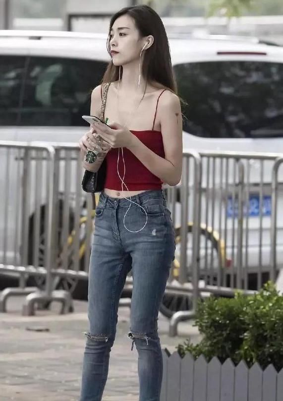 韵味|街拍丰腴的女神,高挑身姿凸显曼妙曲线,韵味十足