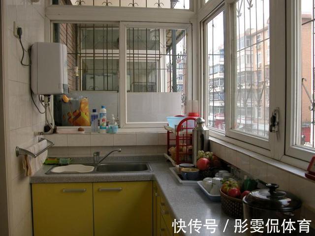 装修|我家阳台改造成厨房，一做饭邻居就来闹，物业来了也没用