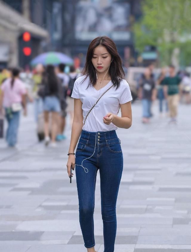 休闲|偏爱简单休闲的装扮,耐看显气质,让造型更具青春活力