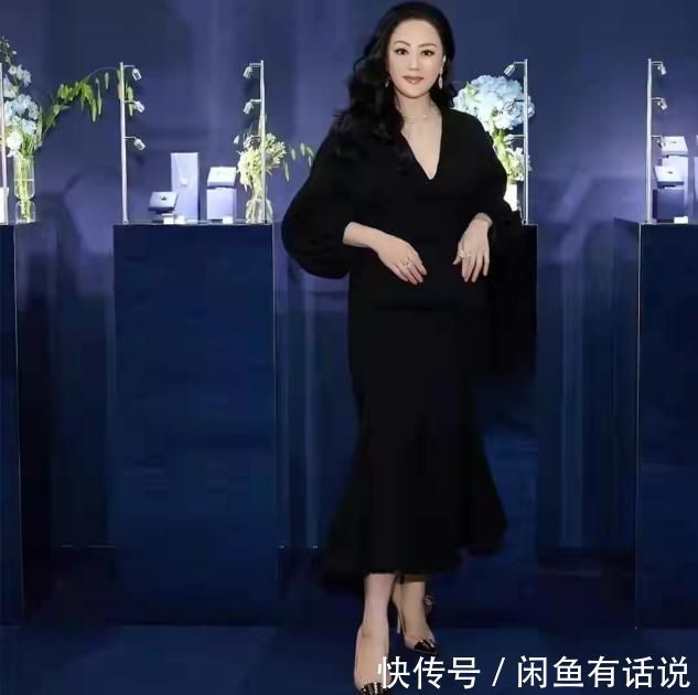 单品|章小蕙才是真名媛,圆润身材穿小黑裙显富态,30克拉鸽子蛋太闪耀