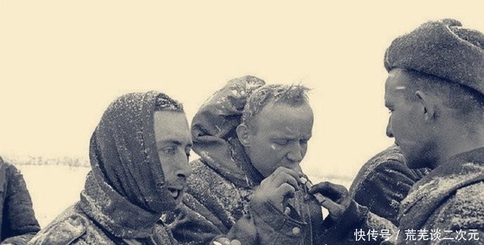 雨天|历史上过目难忘瞬间：雨天偷牛的日军，给德国战俘发烟的红军，图9杀人诛心