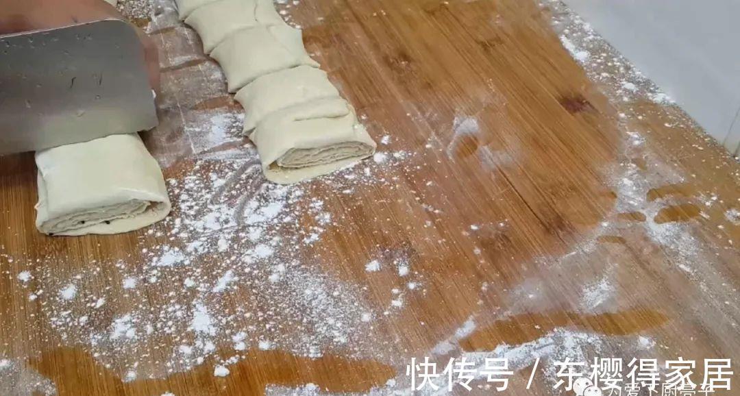 吃光|自制千层烤花卷做法,两手一捏,吃着比大鱼大肉还香,上桌全吃光