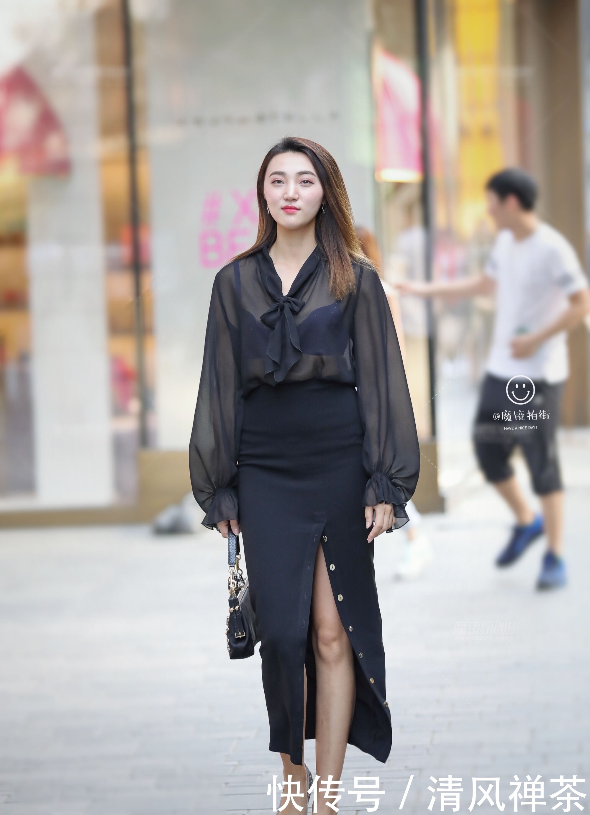 街拍：简单大方的薄纱上衣搭配酷劲十足的开叉半身裙，女人味十足