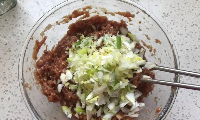 教你做金黄的水煎包，撒上芝麻与葱花，每咬一口都爆汁