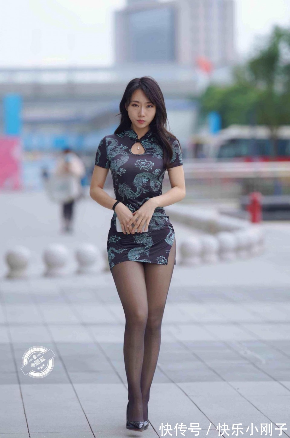 搭配|立体精美的连衣裙装扮复古感十足,款式多样又时尚,彰显魅力