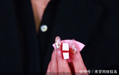 不容错过的丝绒格子美甲教程