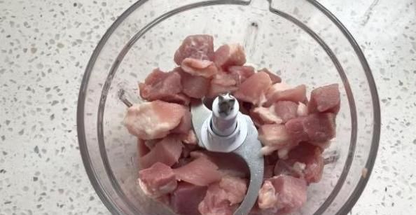 猪肉萝卜包子好吃又不腻，清香去火又有营养，好吃到吃一个都不够