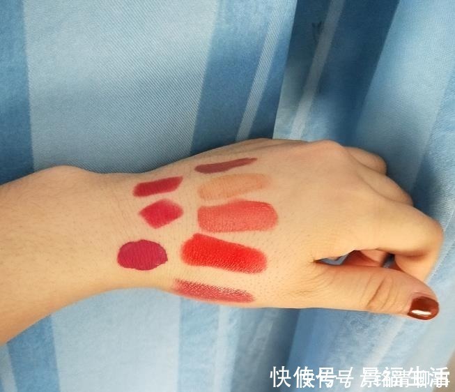 试色 有种炫富叫口红试色,手背、手臂都不算啥,直接换肤才叫厉害