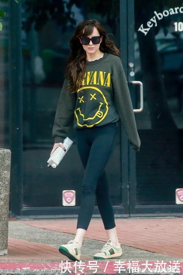 女人过了50岁就放弃穿“裙子”吧!换上这3种穿搭,从阿姨变回姐姐