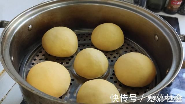 玉米面最好吃做法,开水锅里一倒,瞬间变美味,全家老小都爱吃