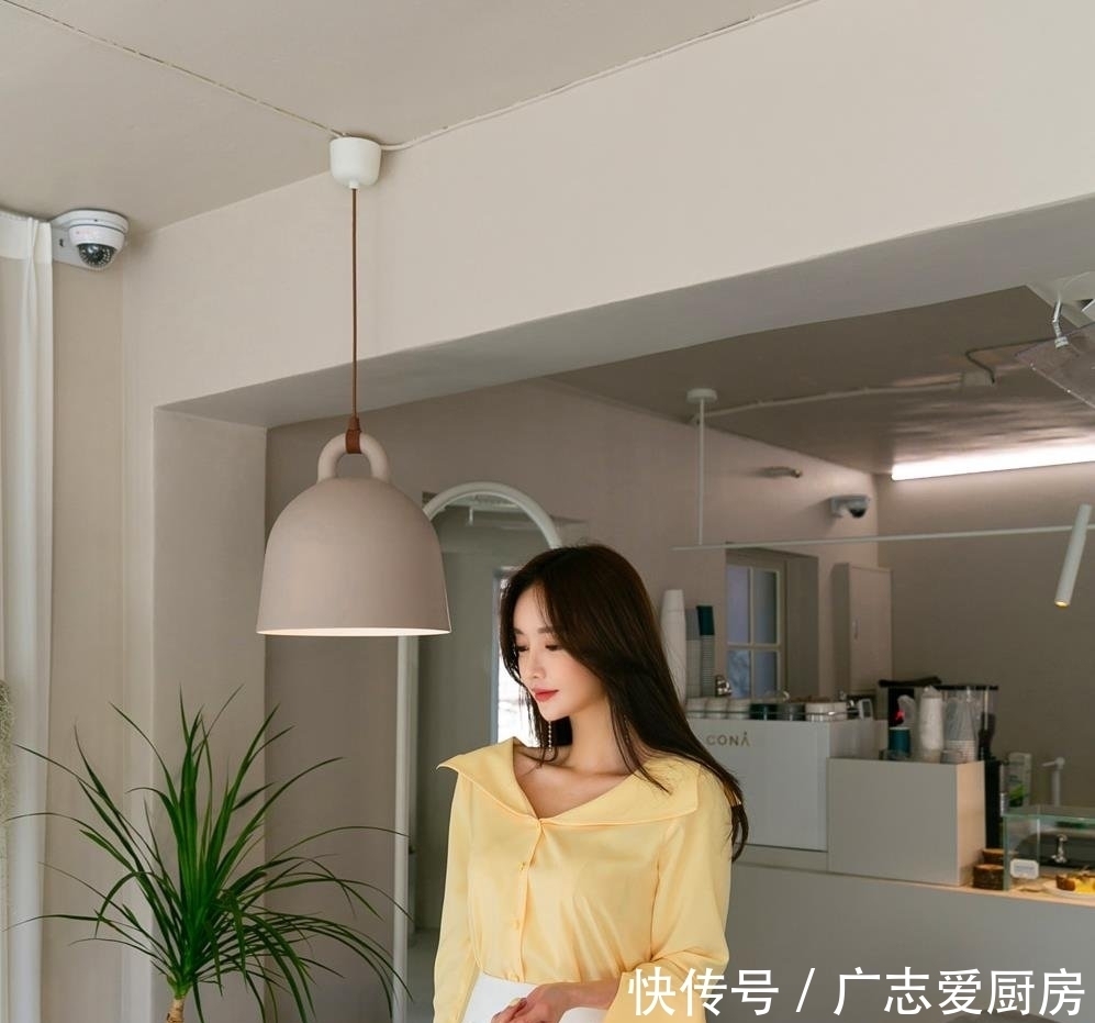 女神孙允珠,穿芒果色青春气息套裙,冰肌玉骨娇艳欲滴