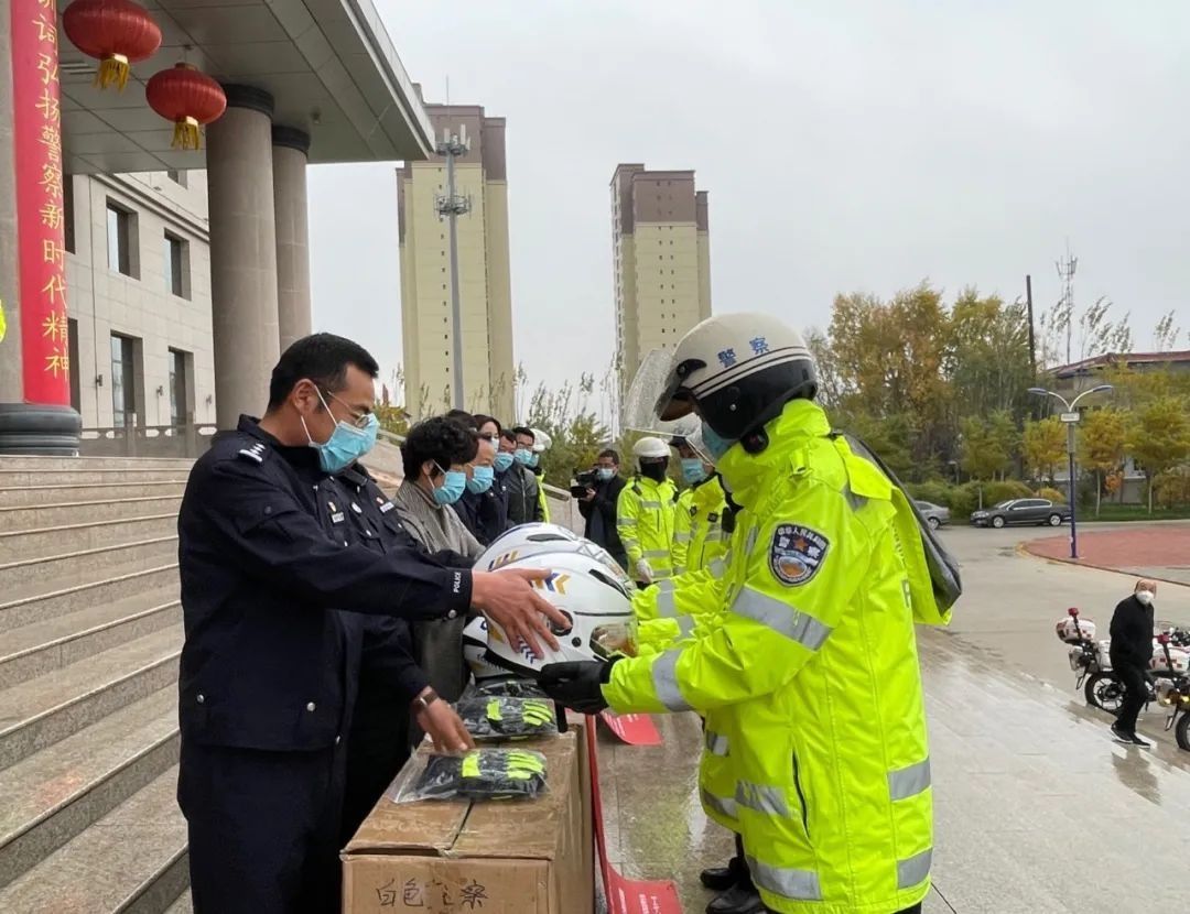 警企|【战“疫】爱心企业捐赠头盔，警企同心共抗疫情