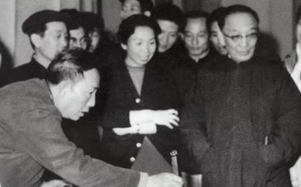 简单|日本人问泰山“虫二”石刻寓意,陪同人员傻眼了,郭沫若简单化解